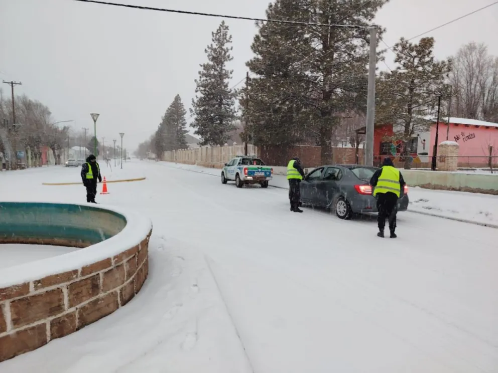 Personal policial realizando controles vehiculares y prevención en Comallo y Jacobacci.