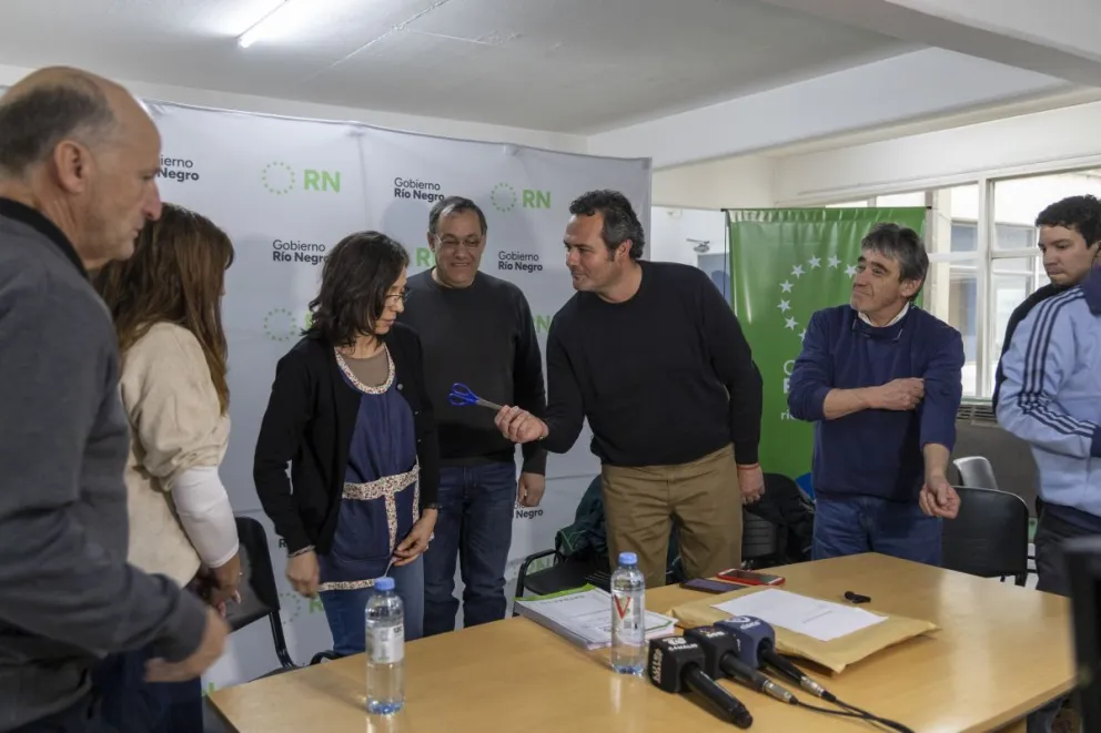 Se realizó la apertura de sobres para la ejecución de la ampliación de la red de agua para la Escuela y Jardín 48 (fotos: Eugenia neme) 