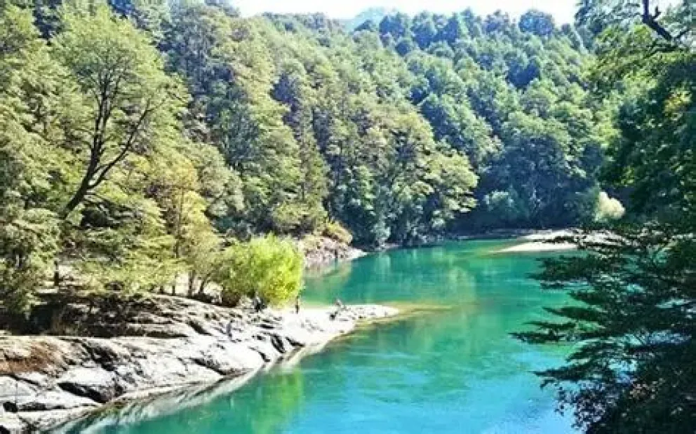 Rival del Limay en belleza e igual de torrentoso en algunos de sus tramos.