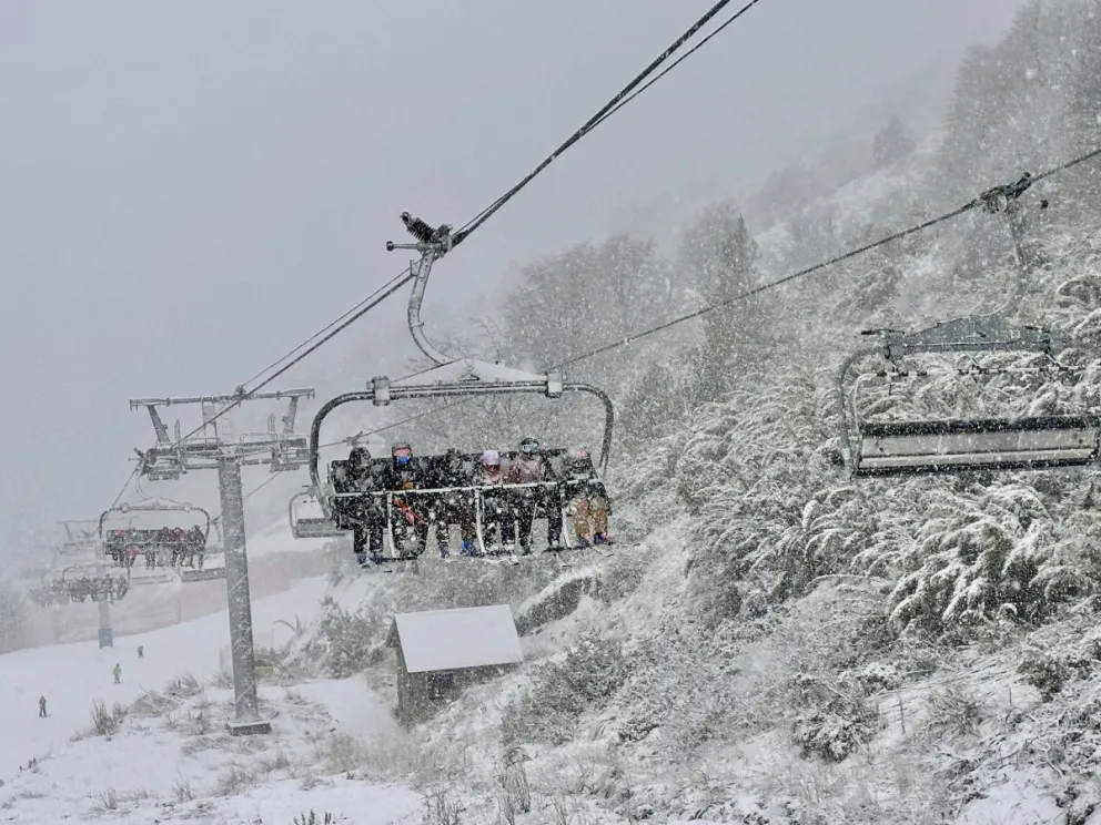 Cientos de turistas disfrutan del invierno en el cerro Catedral (foto: gentileza) 