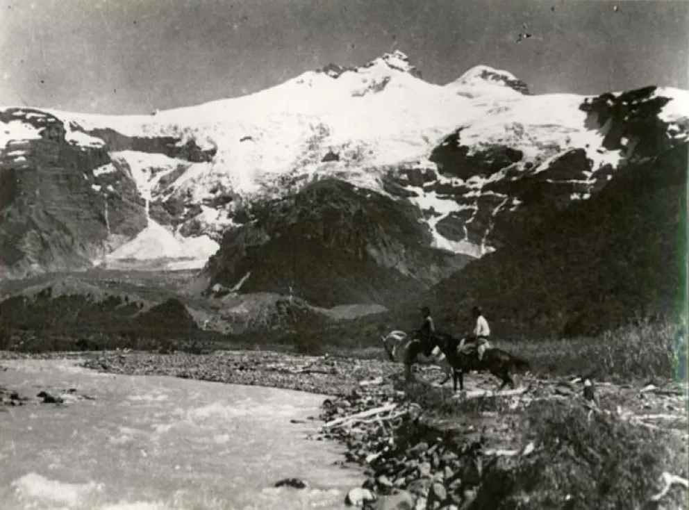 El médico-músico se volvió en 1922. Su hijo se asentó en Pampa Linda. El paraje alrededor de 1927. Fuente: La Nación.