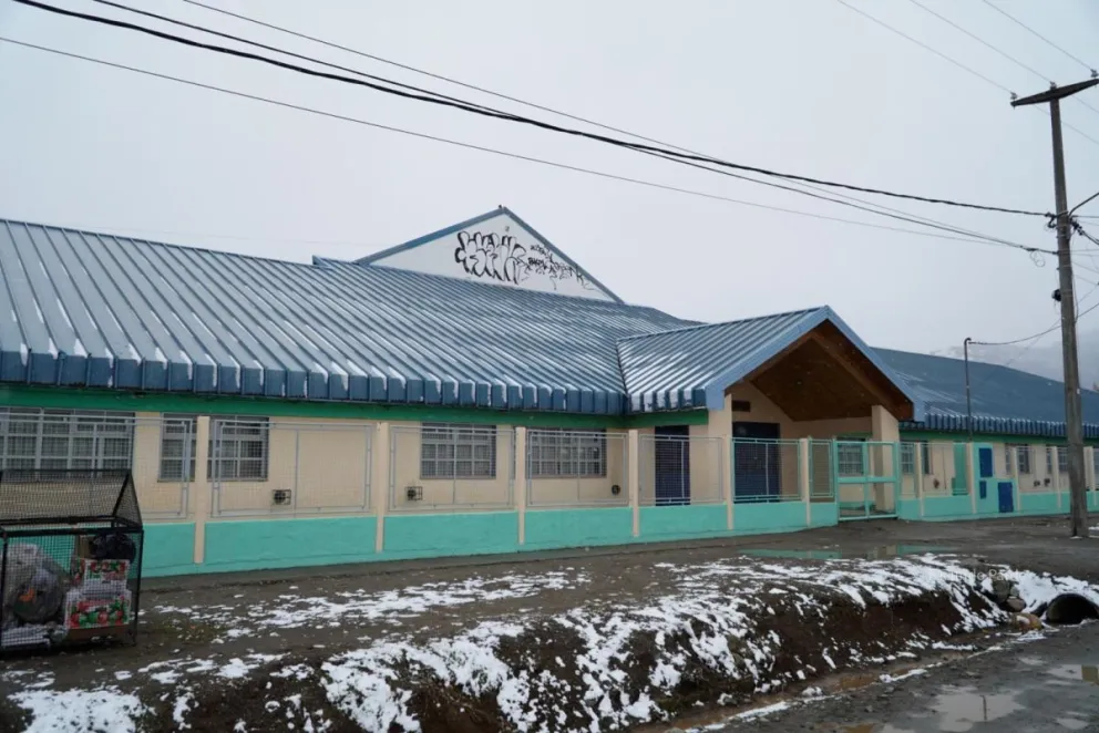 Por la nevada, suspenden las clases en la región. 