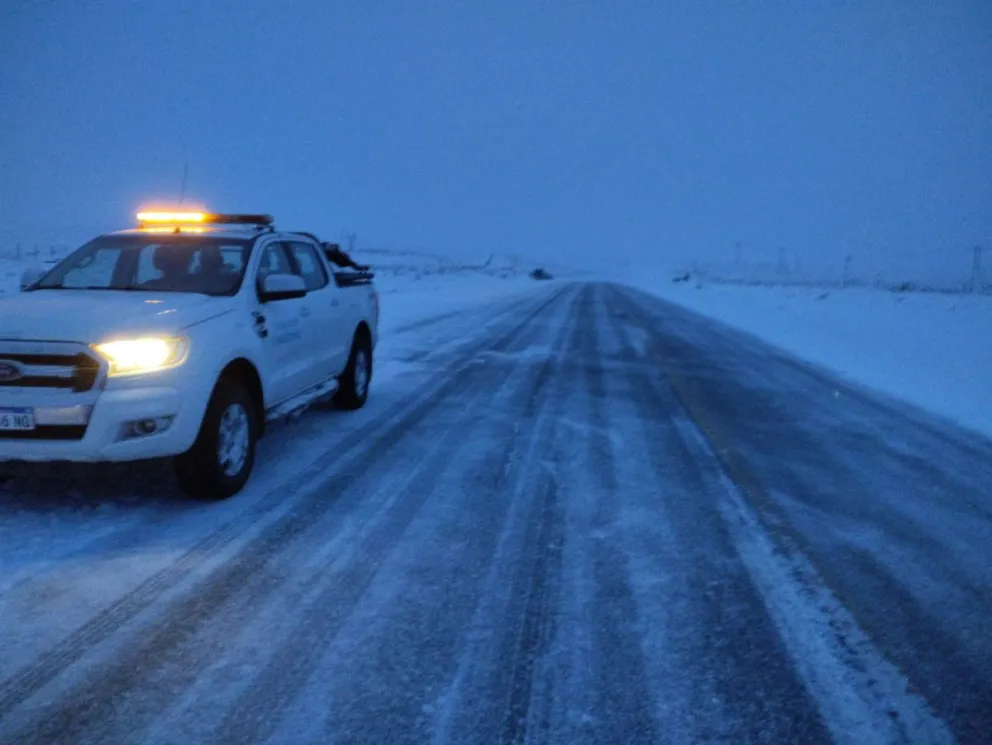 La ruta Circunvalación tramo Bariloche presenta acumulación de nieve de entre 15 y 20 cm sobre la calzada. Foto: gentileza