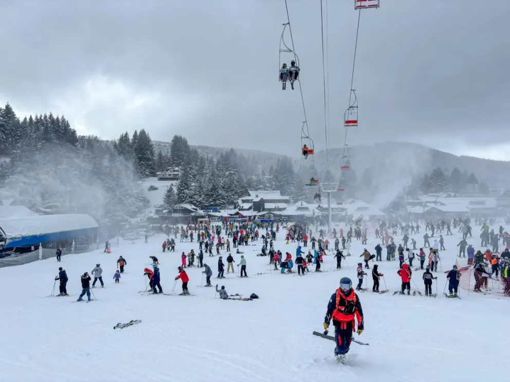 Jornada repleta de turistas en el cerro Catedral (Fotos y video: Eugenia Neme) 