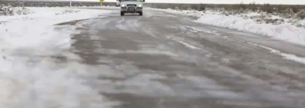 El vuelco fue a unos 35 kilómetros de Roca. Viajaban en una Duster.