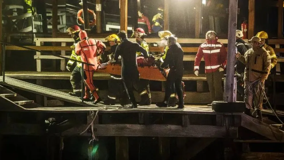 Así sacaron del agua al conductor / Foto Federico Soto para LMNeuquen