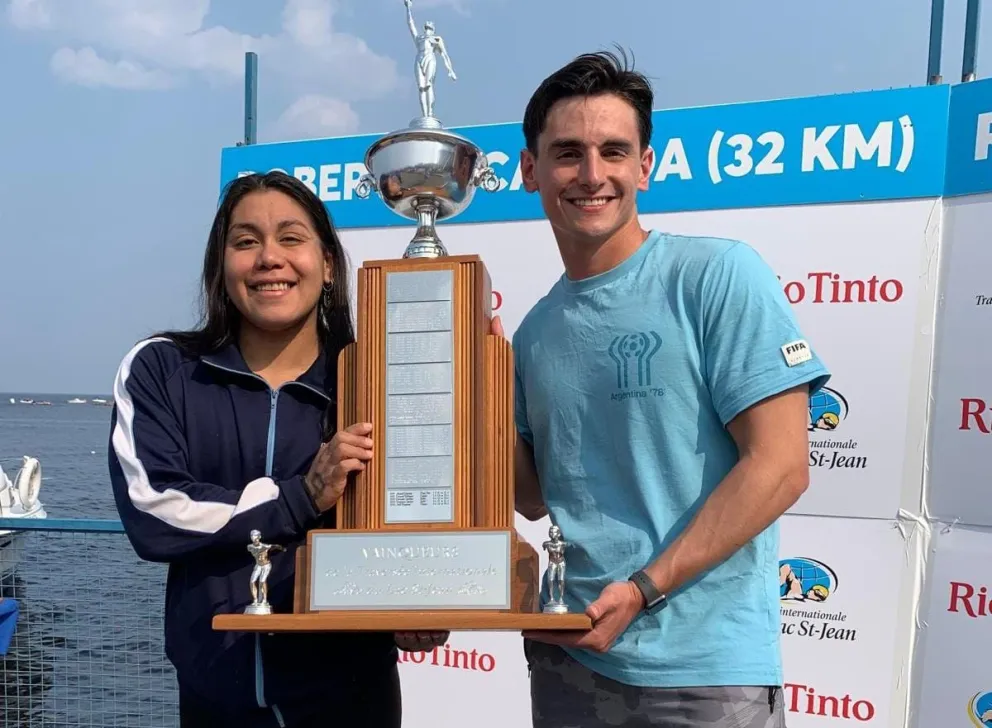 La barilochense Mayte Puca festeja su primer puesto junto a su acompañante en la travesía (Foto gentileza)