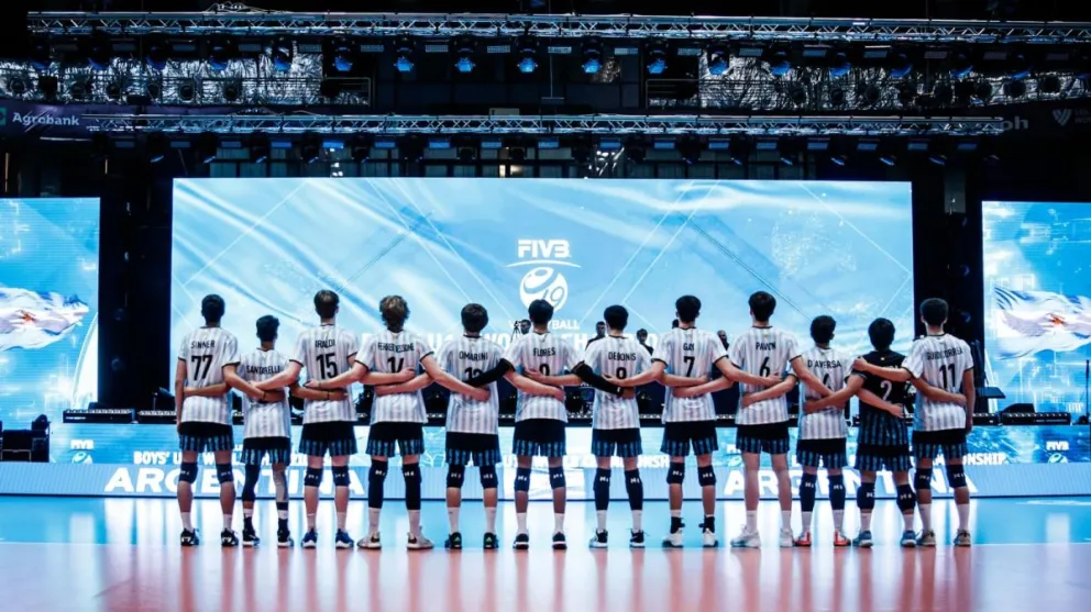 Con la número 15: el jugador barilochense vive la experiencia mundialista junto a la selección nacional (Fotos gentileza / FIVB)