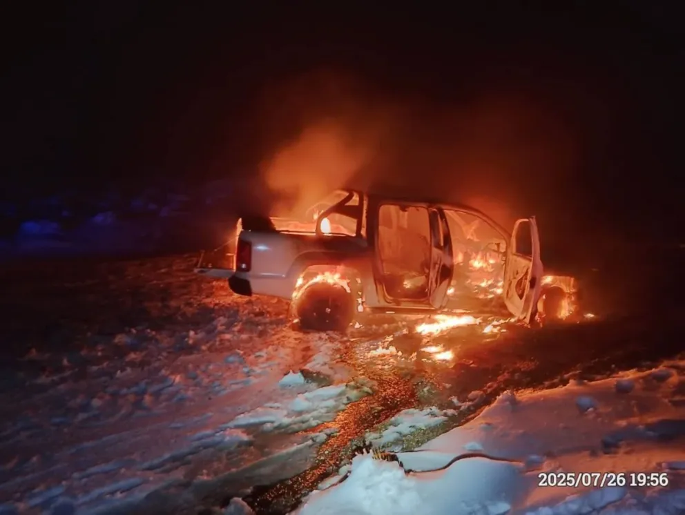 Una Amarok y un ford Falcón se incendiaron y registraron pérdidas totales (foto: Bomberos Piedra del Águila)