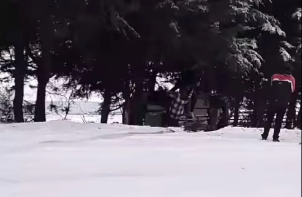 Vecinos intentan "dar vuelta" el vehículo volcado en la zona del Club Pehuenes (video: gentileza Estación Terrena) 