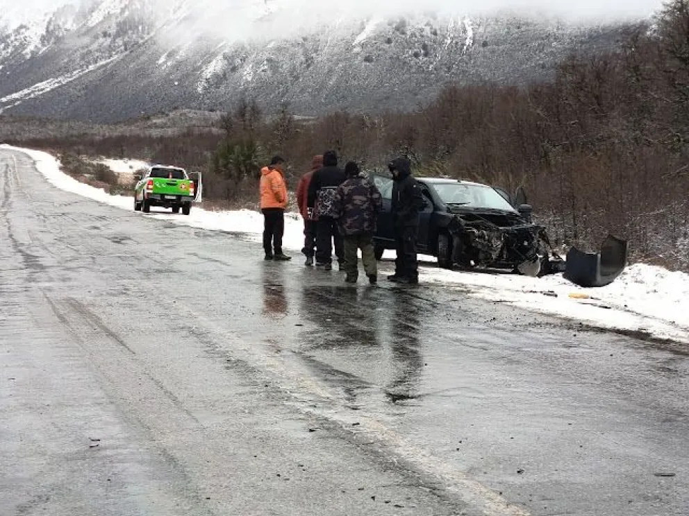 Afortunadamente no se registraron heridos en el siniestro vial (foto: Noticias del Bolsón) 