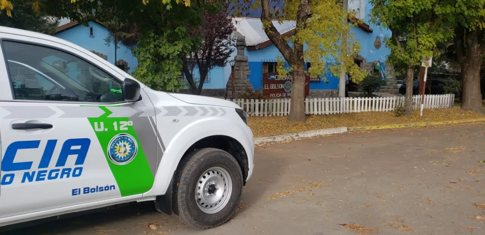 Los agresores: una mujer de 22 y un hombre de 21 años. Comisaría de El Bolsón. Foto: gentileza