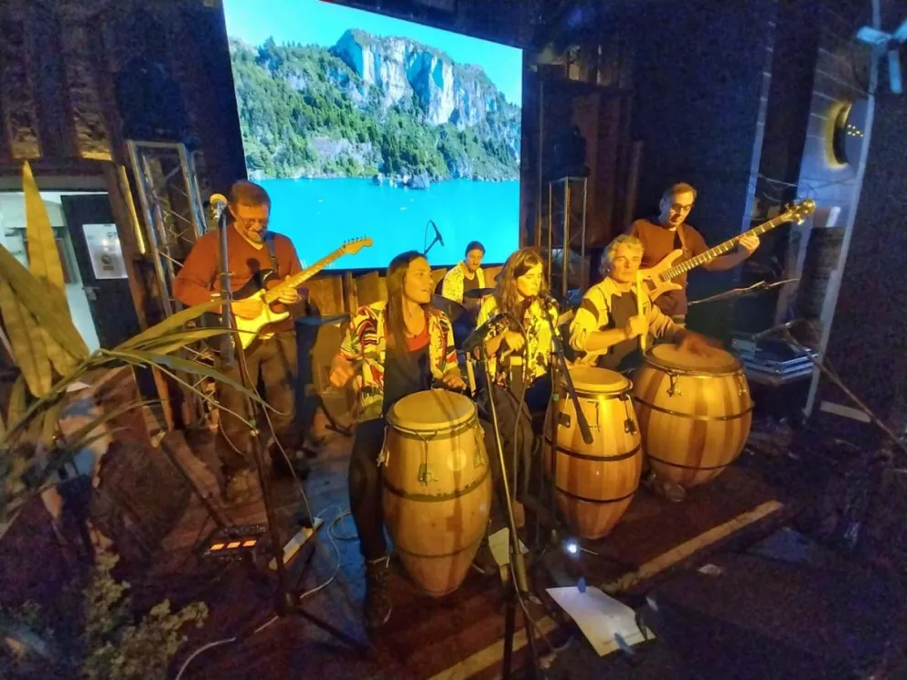 La banda de candombe copará la Biblio Sarmiento.