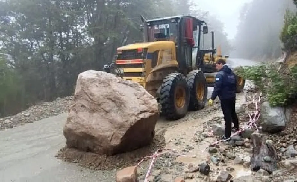 La lluvia provocó desprendimiento de piedras en la zona de El Manso (foto: Noticias del Bolsón) 