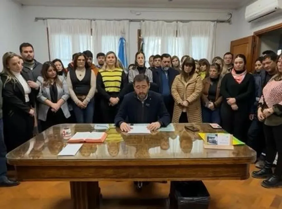El intendente Román se mostró rodeado de su gabinete y funcionarios de confianza. Hoy renunció Marín. Foto (gentileza).