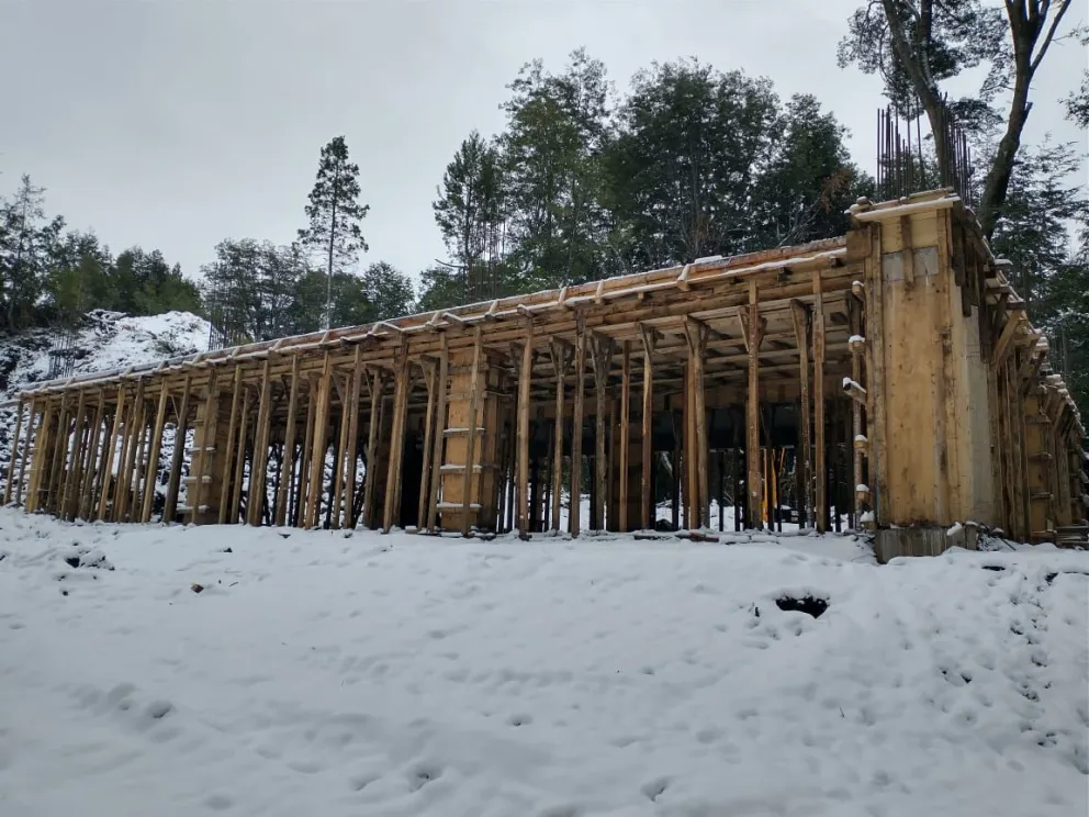 Así se encuentra la construcción realizada en un lugar no apto para tal finalidad. 