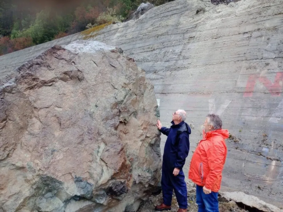 Enorme roca complica la circulación en Ruta 40 sur