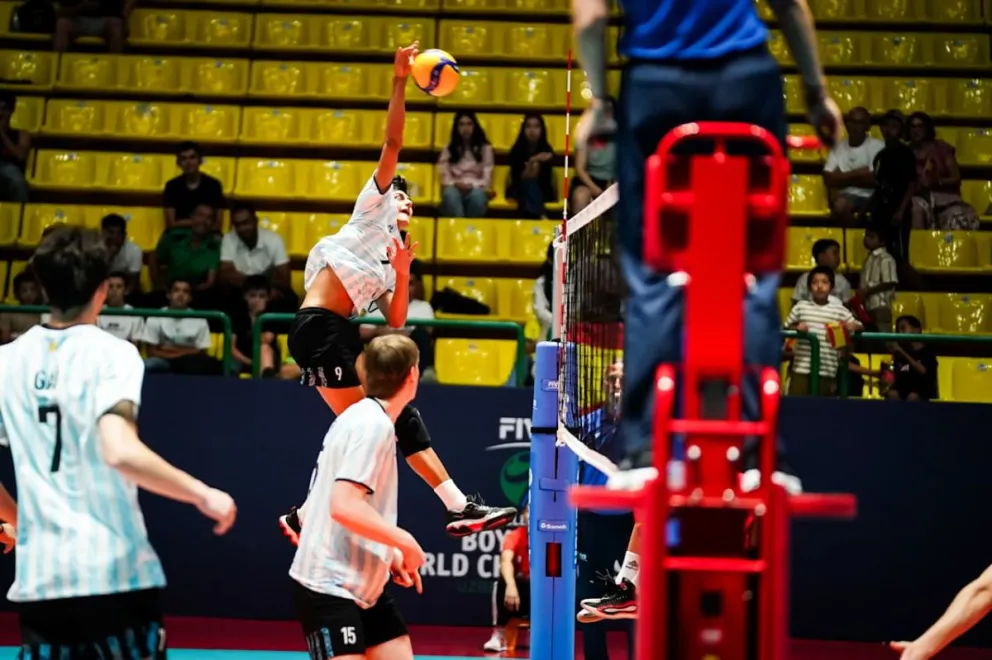 El barilochense Juan Cruz Iraldi sumó para la selección (Fotos FIVB)