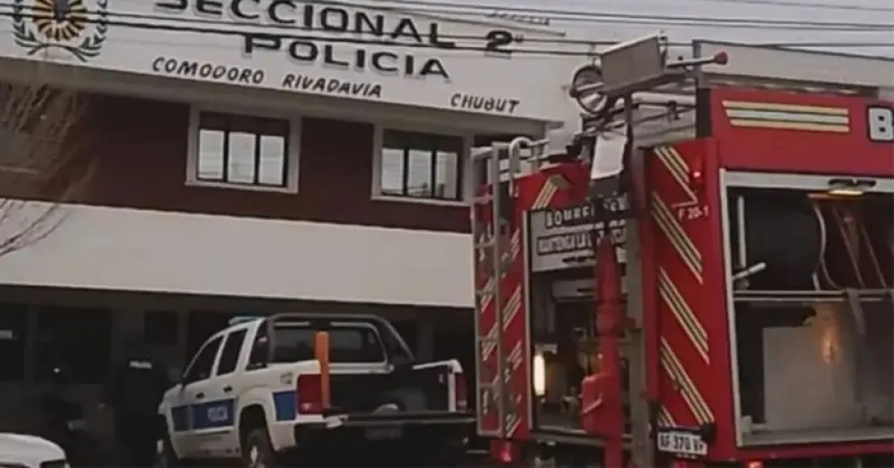 El personal se percató del incendio cuando una columna de humo comenzó a inundar los pasillos del área de detención.