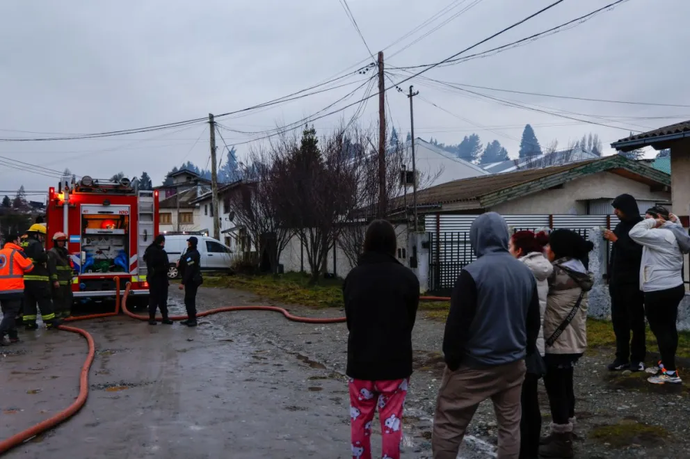 La vivienda se prendió fuego hoy  (Foto Euge Neme)