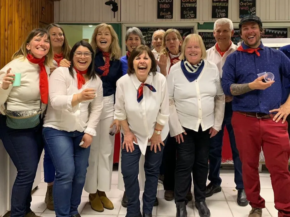 Muy divertido, el coro de la Alianza Francesa.