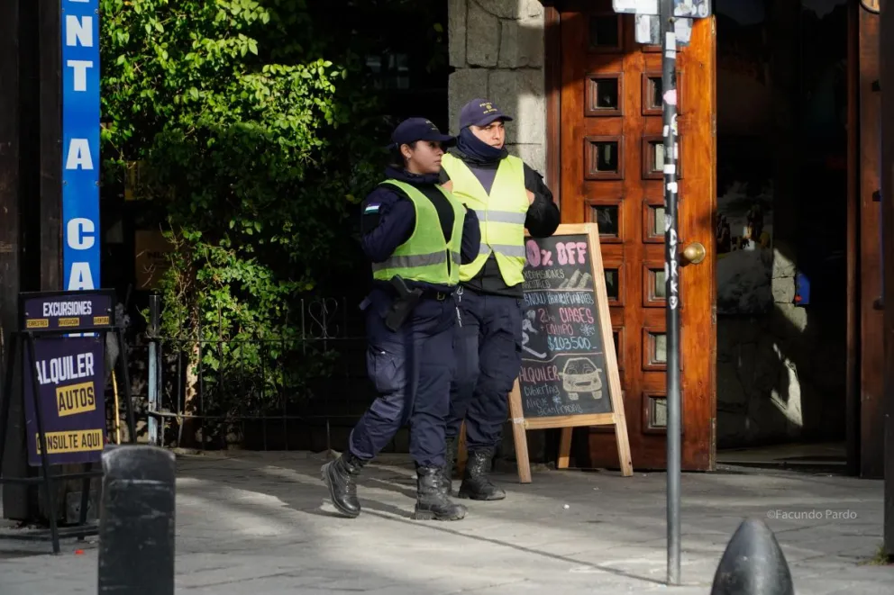 Personal policial recorriendo una de las calles más importantes de la ciudad / Foto Facu Pardo 
