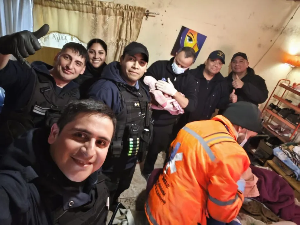 Efectivos policiales asistieron a una joven que dio a luz en un barrio ubicado a metros de la Comisaría 28