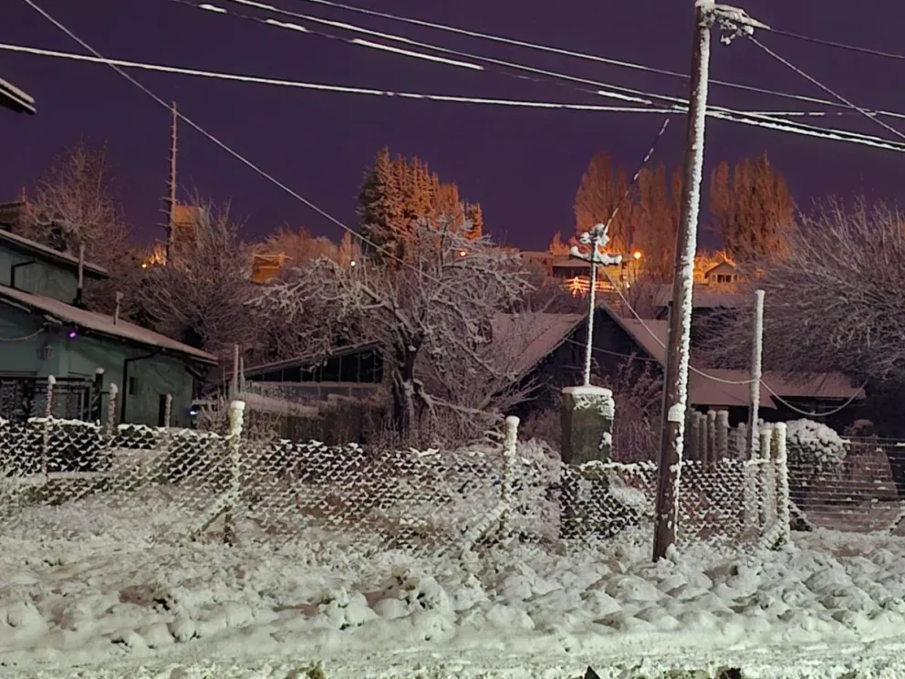 Un manto blanco en el amanecer de Bariloche.