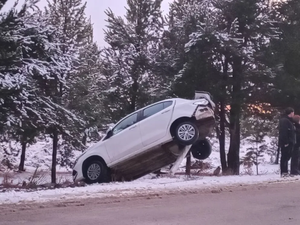 Este domingo, la nevada generó un nuevo despiste en el este de Bariloche (fotos: gentileza Omar C.)
