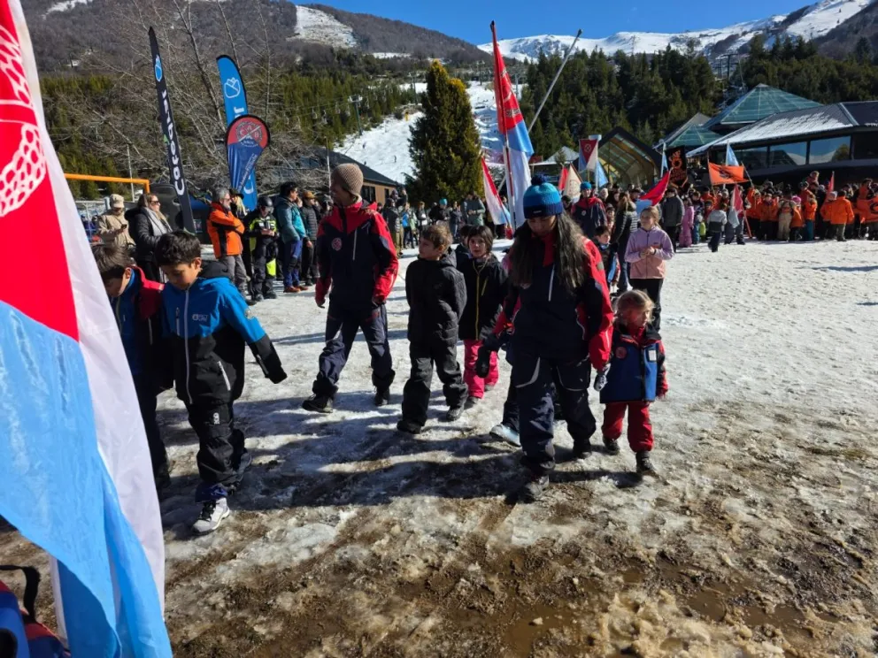 Con la montaña "de blanco" se realizó el tradicional desfile por el Día del Montañés (foto: Club Andino)