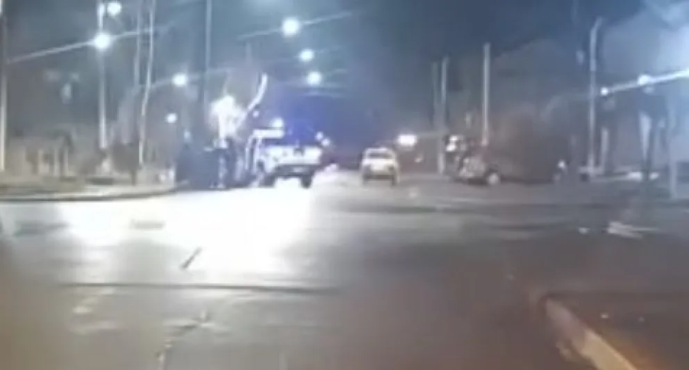 Detenido por intentar huir con un uniformado colgado de la puerta (Video gentileza Fm Paraíso)