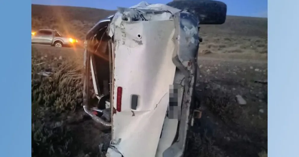 El vehículo quedó de costado al borde de la ruta.