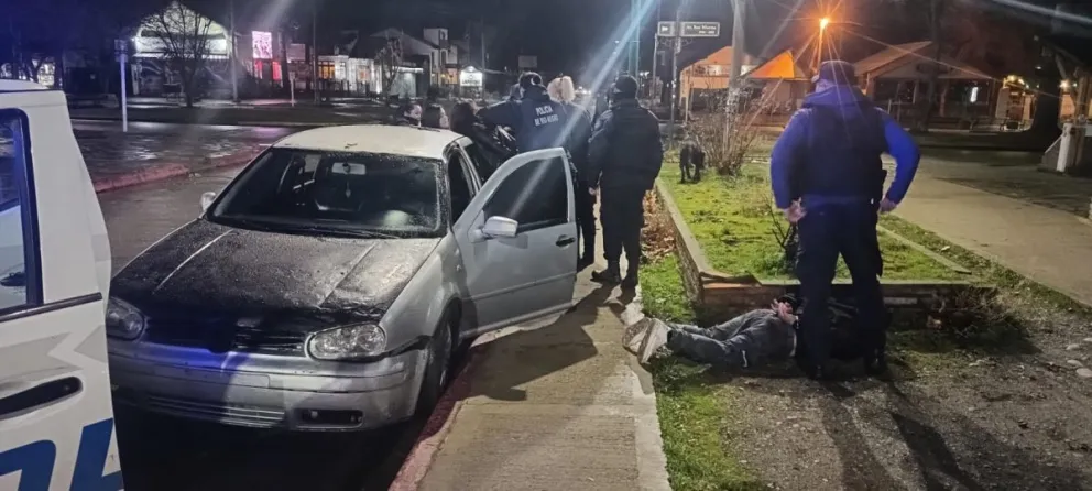Las mujeres iban con el torso fuera del auto, luego, intentaron huir de un control policial 