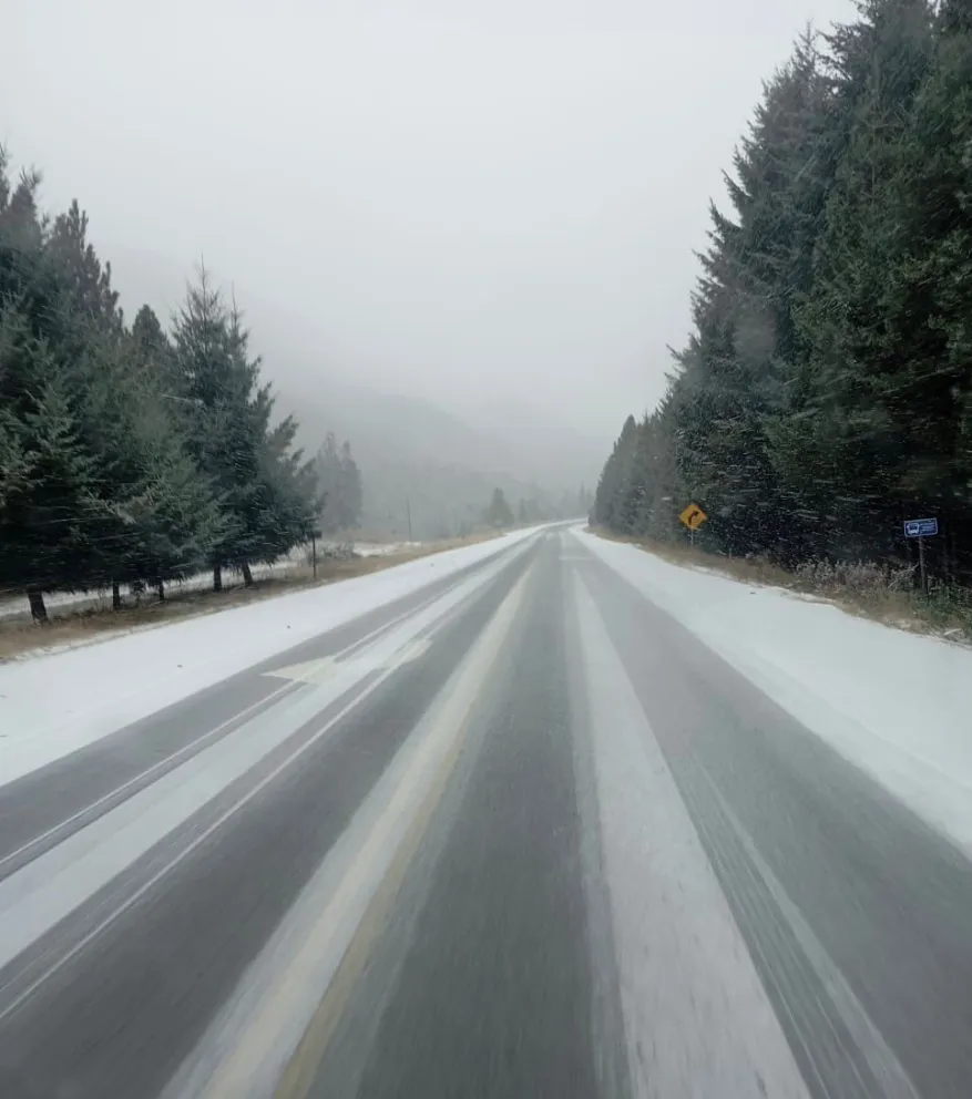 Aunque no hay acumulación, piden circular con precaución en Ruta 40 sur (fotos: Vialidad Nacional)