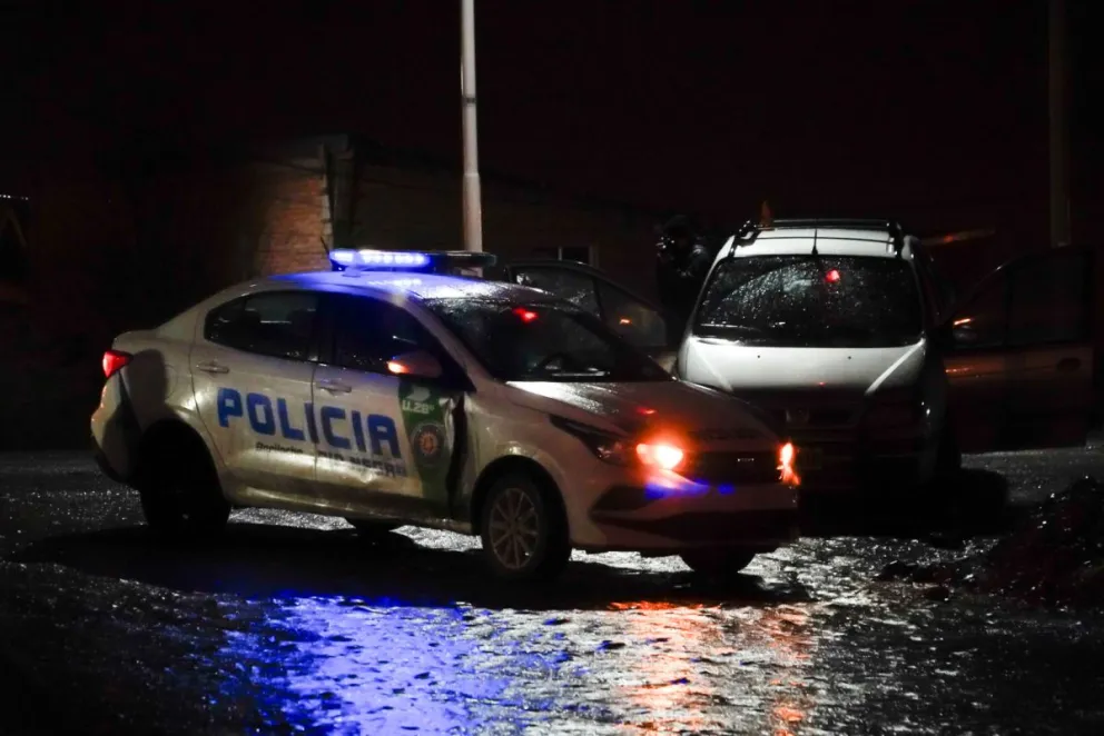 En el cruce de ruta 40 y Wiederhold, el conductor del Peugeot chocó contra un Renault Scénic. Foto de Facundo Pardo.