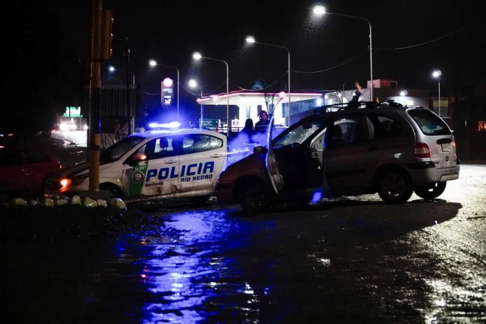 Intervino personal de la Comisaría 28 de Bariloche y una ambulancia del Hospital Zonal. Fotos: Facundo Pardo. 