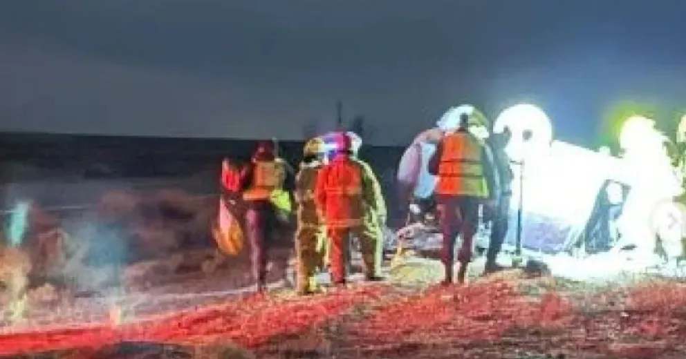 En el interior de la EcoSport viajaba una pareja, que fue asistida en el lugar por personal de salud.