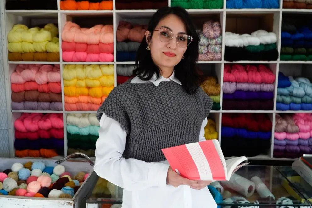 Carolina busca contagiar su amor por los libros (foto: Facundo Pardo).