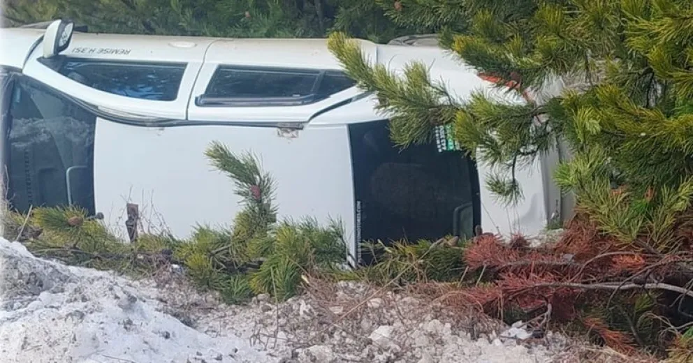 El vehículo quedó volcado sobre uno de sus laterales.