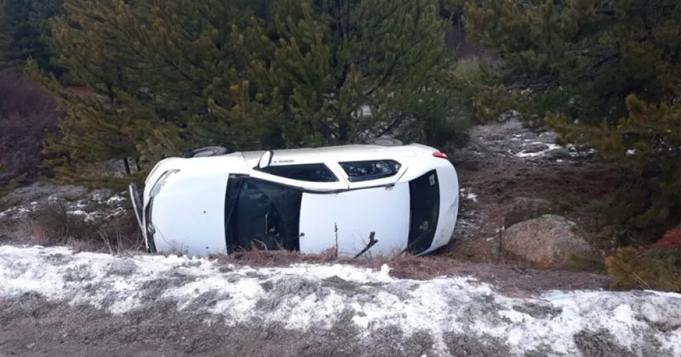 El auto que volcó camino a Catedral.