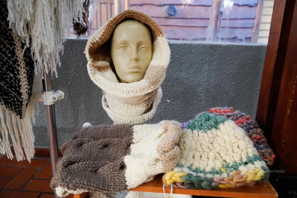 El tejido, en diferentes variantes, permanece activo en la ciudad (fotos: Facundo Pardo).