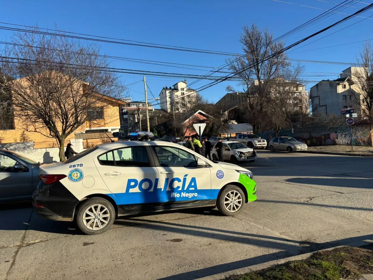 Personal trabajando en el lugar del accidente