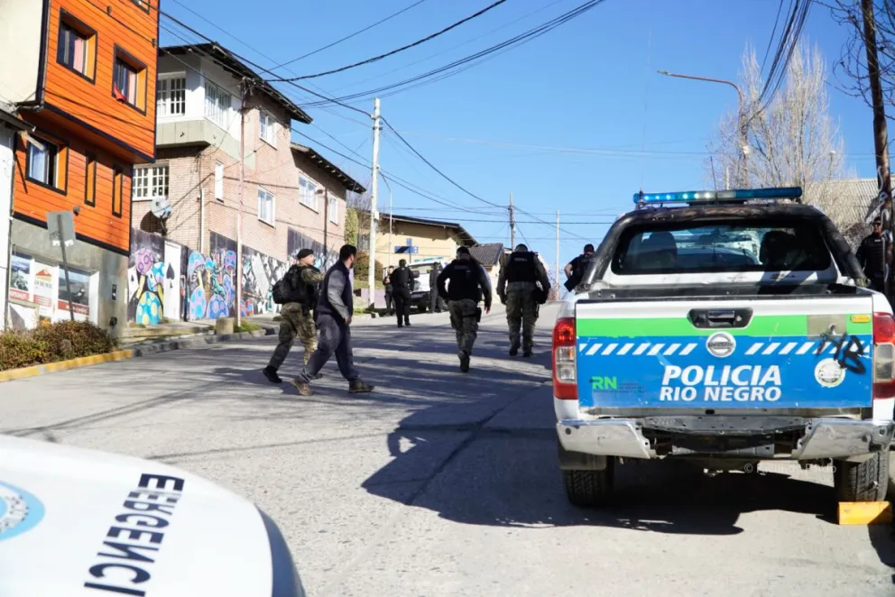Paciencia para circular por el acceso que conecta Ñireco y el Centro por operativo de seguridad en la Escuela para Jovenes. Foto: Facundo Pardo 
