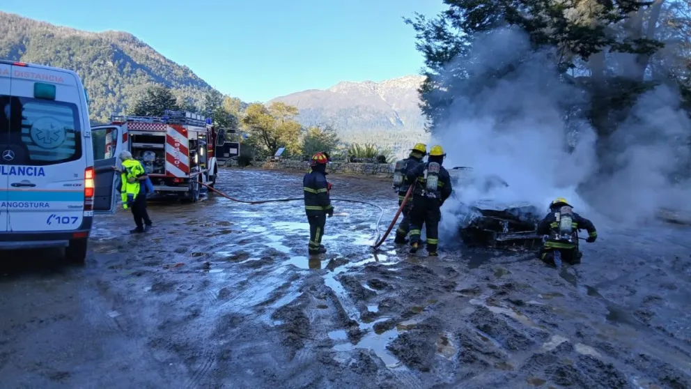 El fuego dejó pérdidas totales en un rodado, cerca de VIlla La Angostura (foto: Bomberos VLA). 
