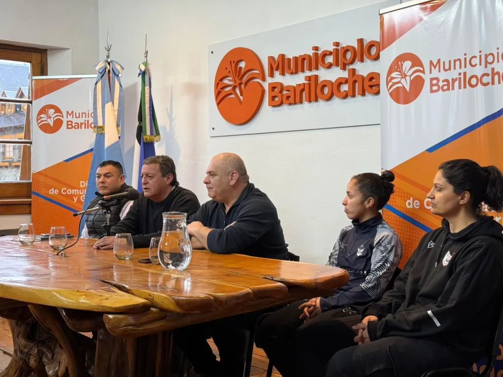 Anunciaron que vecinos y turistas podrán acercarse a la Casa del Deporte para ver de cerca los trofeos más importantes del fútbol argentino (Fotos Facundo Pardo).