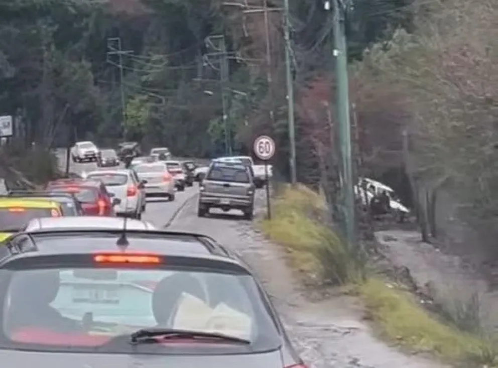 Personal policial y de Protección CIvil retiran el vehículo en el km 2 de Pioneros. Foto:( gentileza)
