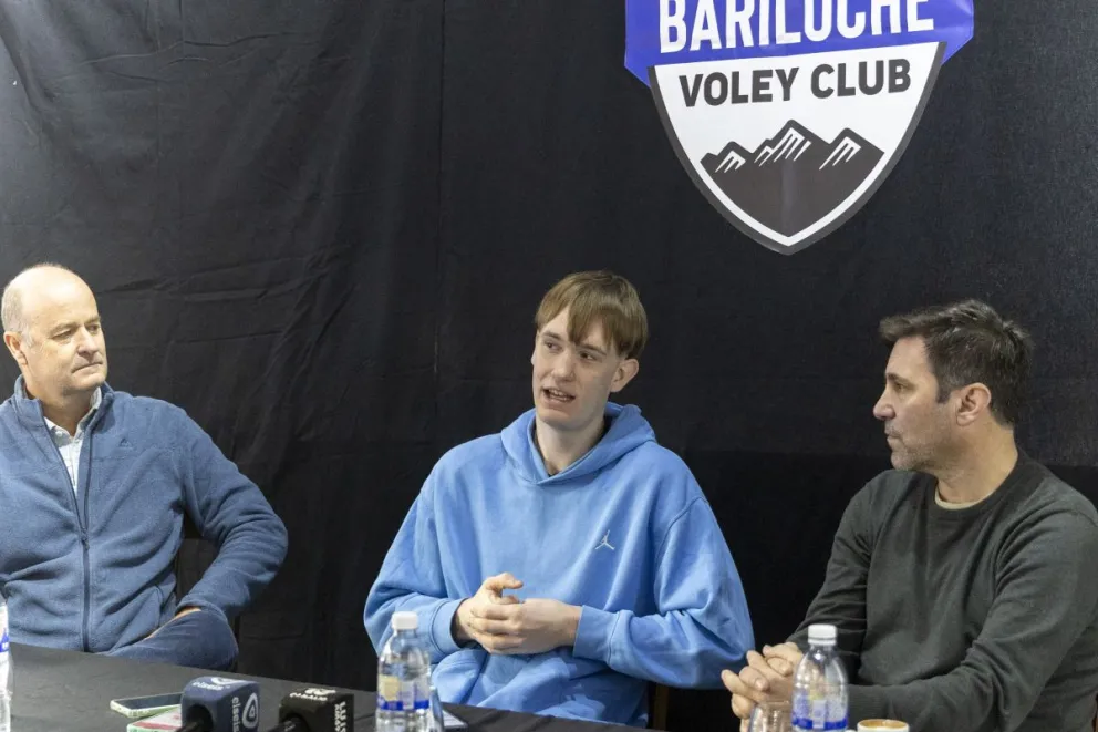 Juan Cruz Iraldi de visita en Bariloche después del Mundial de Vóley U19 (Foto Euge Neme)
