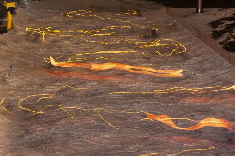 Lueces naranjas invadieron la base del Cerro Catedral en el puntapie de la Fiesta de la Nieve (foto: Eugenia Neme)