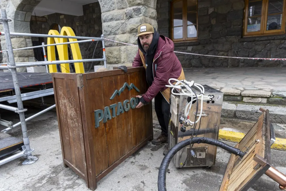 Cerveza Patagonia y un puesto en la cuadra gastronómica en la Fiesta de la Nieve (foto; Eugenia Neme) 