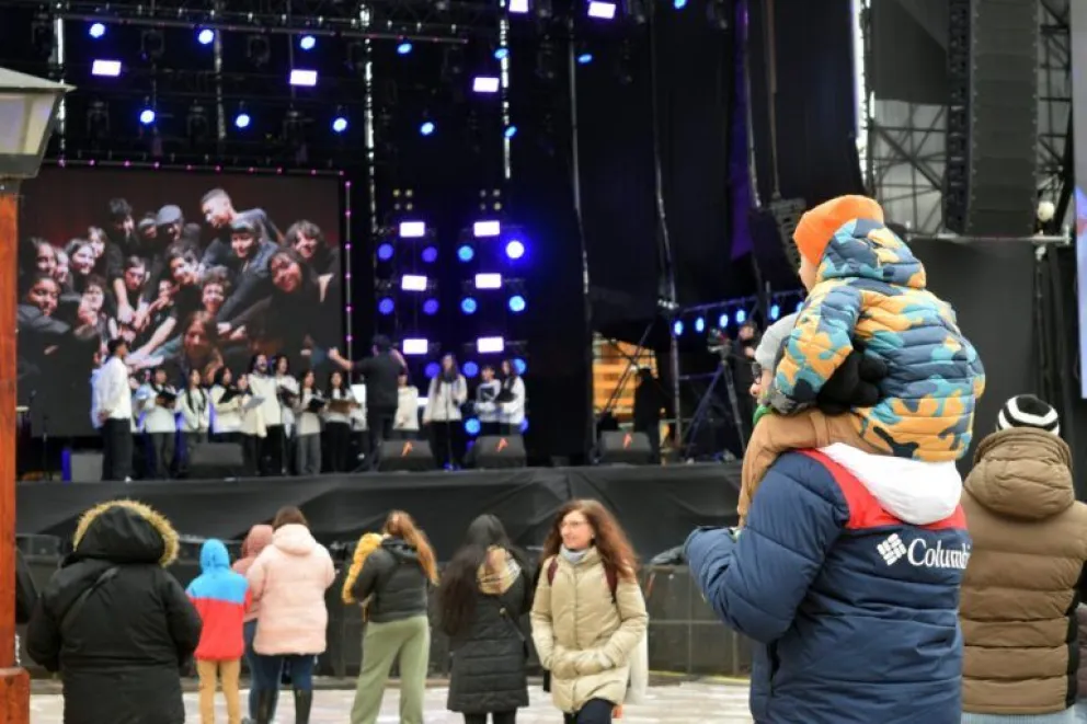 La jornada arrancó a las 14:15 horas con la presentación del Coro Juvenil Municipal de la Escuela de Arte La Llave